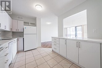 2220 Marine Dr in Oakville, ON - Building Photo - Building Photo