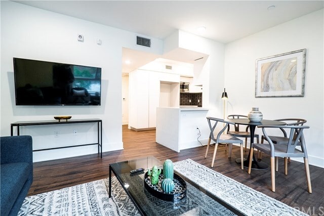 1223 Wellesley Ave-Unit -303 in Los Angeles, CA - Building Photo