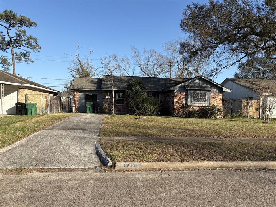 10114 Woodwick St in Houston, TX - Building Photo