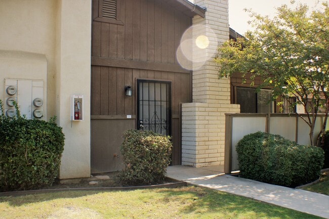 6808 N Half Moon Dr in Bakersfield, CA - Building Photo - Building Photo