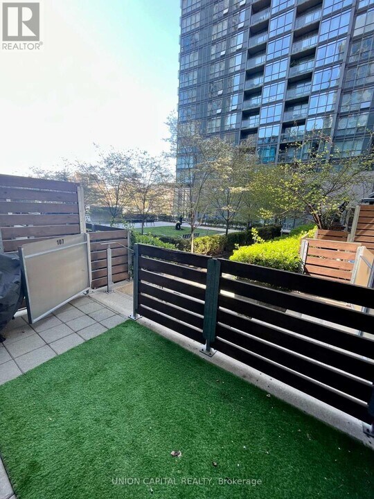 15 Brunel Ct in Toronto, ON - Building Photo