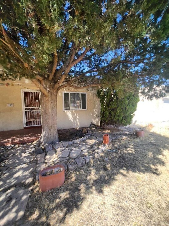 917 Girard Blvd SE in Albuquerque, NM - Building Photo