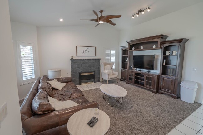 27412 Garza Dr in Santa Clarita, CA - Foto de edificio - Building Photo