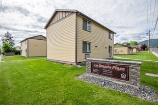 713 12th St in La Grande, OR - Building Photo