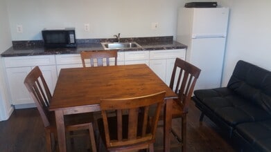 37 Alexandria Dr in Oxon Hill, MD - Foto de edificio - Building Photo