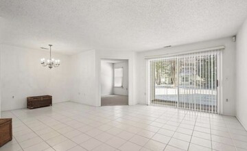 363 Sunshine Ct in Englishtown, NJ - Foto de edificio - Building Photo