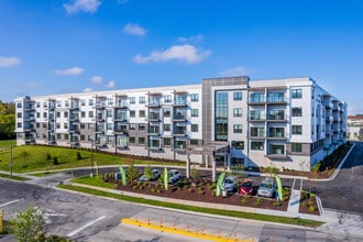 River Parkway Senior Apts & Family Townhomes in Wauwatosa, WI - Foto de edificio - Building Photo