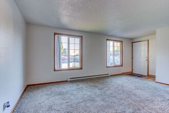 740 SE Cedar St in Hillsboro, OR - Building Photo - Building Photo