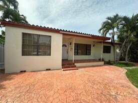 445 NE 109th St in Miami, FL - Building Photo