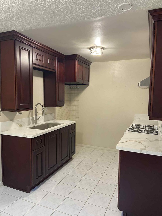 4109 W 5th St, Unit V4 in Santa Ana, CA - Building Photo - Building Photo