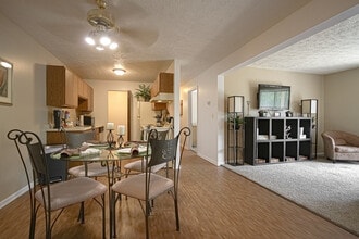 Homestead Apartments in East Lansing, MI - Foto de edificio - Building Photo