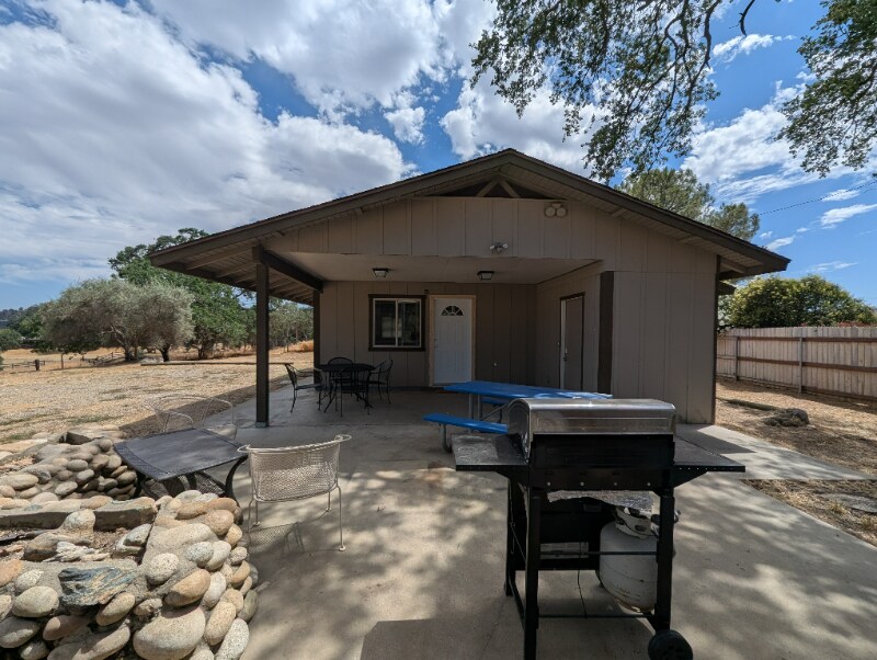 31100 Ruth Hill Rd in Yokuts Valley, CA - Building Photo