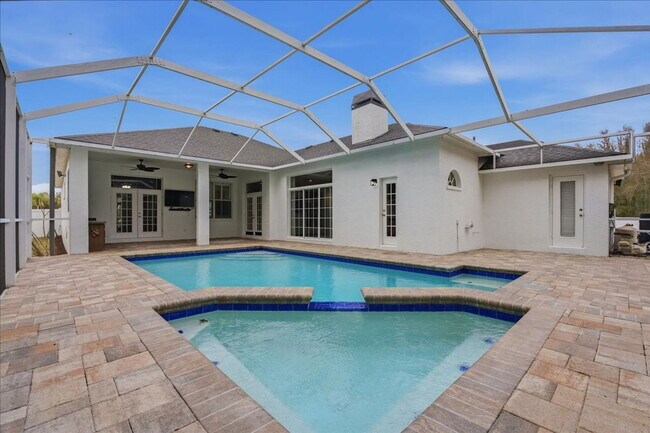 525 Cullaro Ln in Lutz, FL - Building Photo - Building Photo