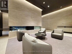 2221 Yonge St in Toronto, ON - Building Photo - Building Photo