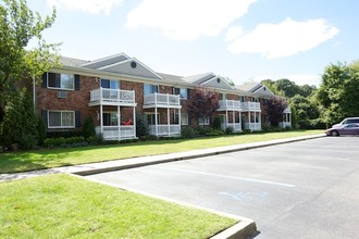 Fairfield At Oakdale in Oakdale, NY - Foto de edificio - Building Photo