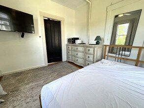 184 Ash St, Unit 1 in Waltham, MA - Foto de edificio - Building Photo