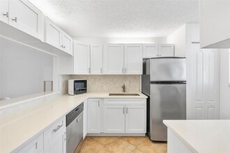 5300 NE 24th Terrace, Unit 425 in Fort Lauderdale, FL - Building Photo - Building Photo