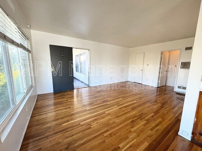 4800 W Beverly Blvd in Los Angeles, CA - Building Photo - Building Photo