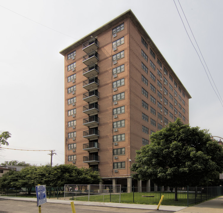 Armour Square in Chicago, IL - Building Photo