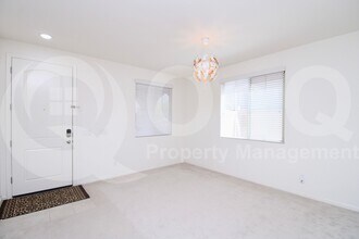 5353 W Desert Hollow Dr in Phoenix, AZ - Building Photo - Building Photo