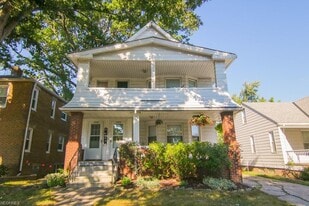 2226 Lewis Dr, Unit (Upstairs) in Lakewood, OH - Building Photo