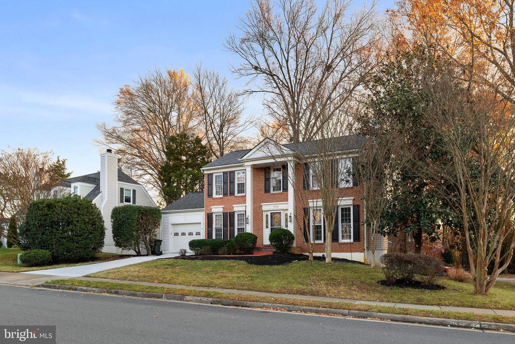 13558 Point Pleasant Dr in Chantilly, VA - Foto de edificio