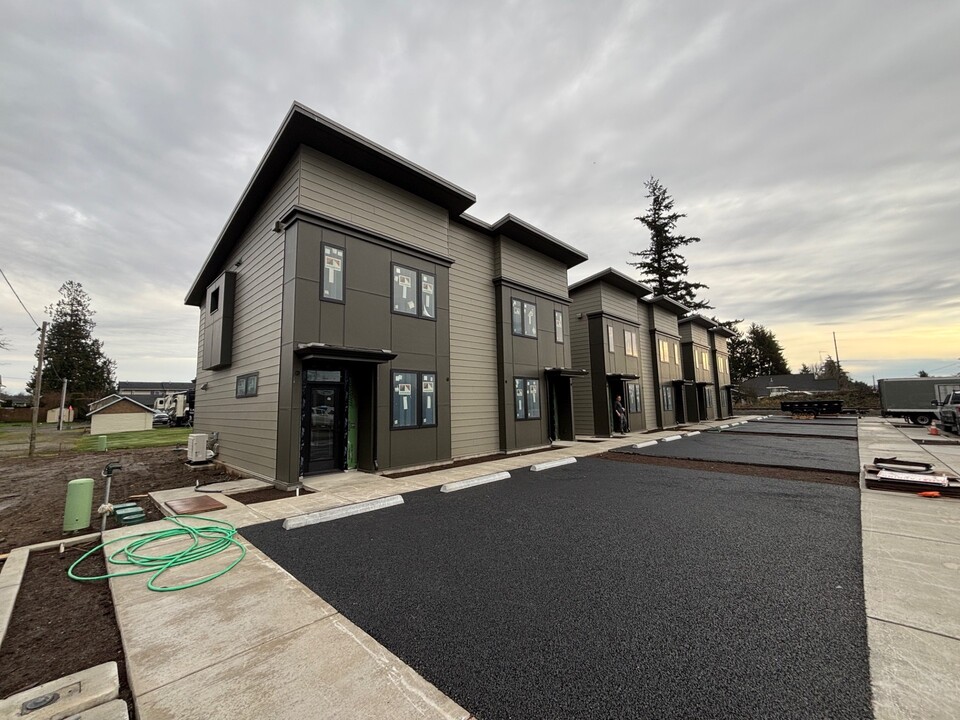 306 Cedar St in Lynden, WA - Building Photo