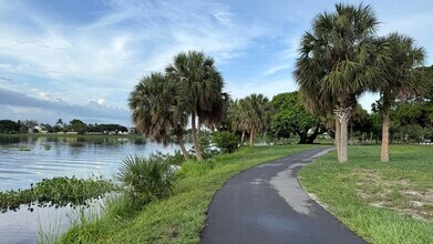 2102 Lake Osborne Dr in Lake Worth Beach, FL - Building Photo - Building Photo