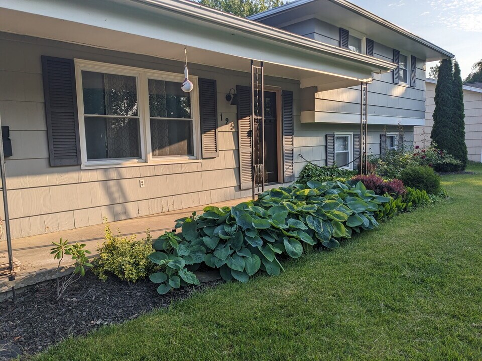 125 Mobile Dr in Rochester, NY - Building Photo