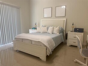 798 NE 43rd St in Oakland Park, FL - Foto de edificio - Building Photo