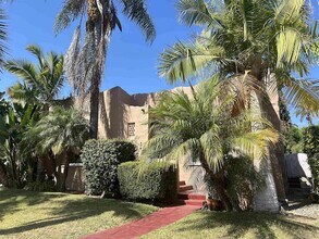 4736 Biona Dr in San Diego, CA - Foto de edificio - Building Photo