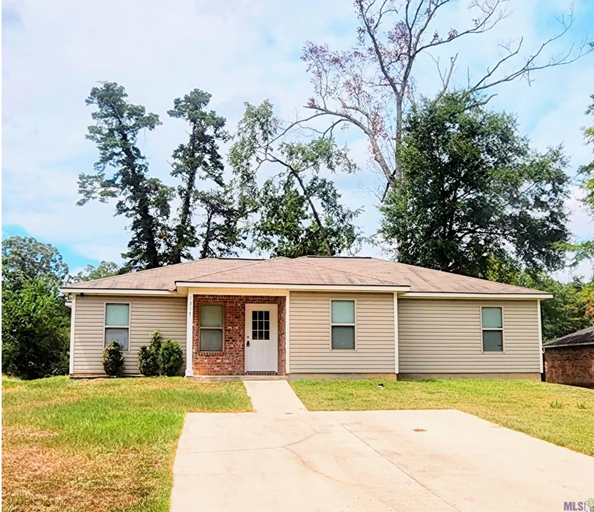 1317 Glenbrook Dr in Denham Springs, LA - Building Photo