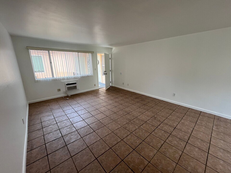 11751 Hart St in Los Angeles, CA - Building Photo
