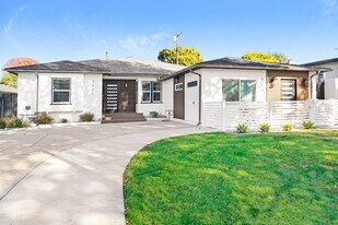 7425 W 88th Pl in Los Angeles, CA - Building Photo