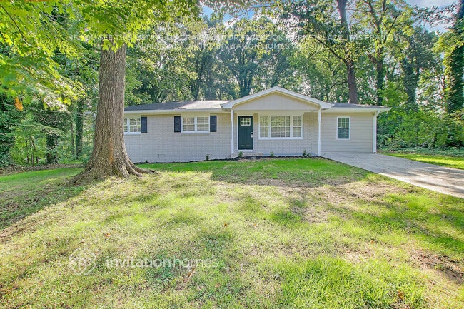 7110 Carolyn Cir in Lithia Springs, GA - Foto de edificio - Building Photo