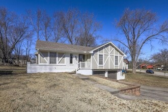 902 Kingston Ct in Liberty, MO - Building Photo - Building Photo