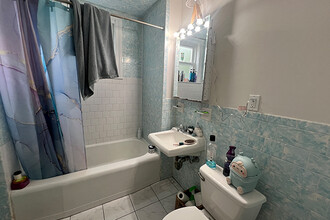 141 Brown St, Unit 1 in Waltham, MA - Foto de edificio - Building Photo