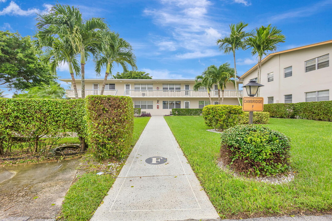 130 Cambridge F in West Palm Beach, FL - Foto de edificio