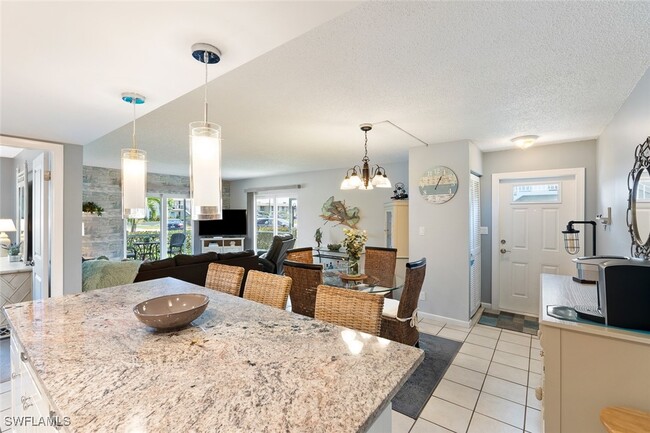 240 Palm Dr in Naples, FL - Foto de edificio - Building Photo