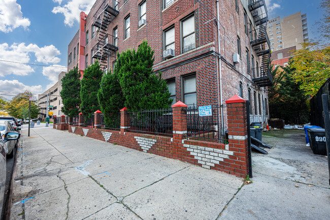 988 Hegeman Ave in Brooklyn, NY - Foto de edificio - Building Photo