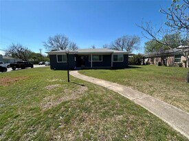 720 Sandell Dr in White Settlement, TX - Building Photo