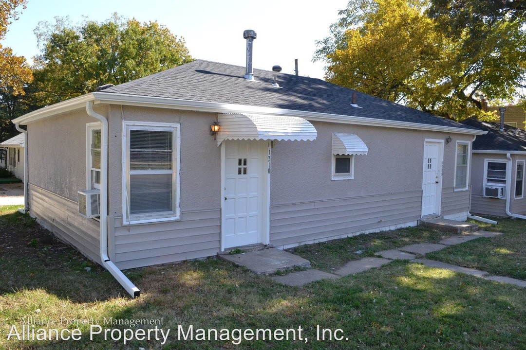 1304 N Manhattan Ave in Manhattan, KS - Building Photo