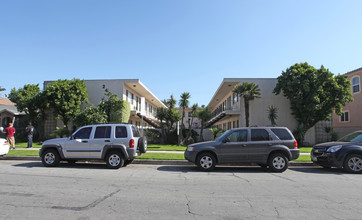 244 W Tujunga Ave in Burbank, CA - Foto de edificio - Building Photo