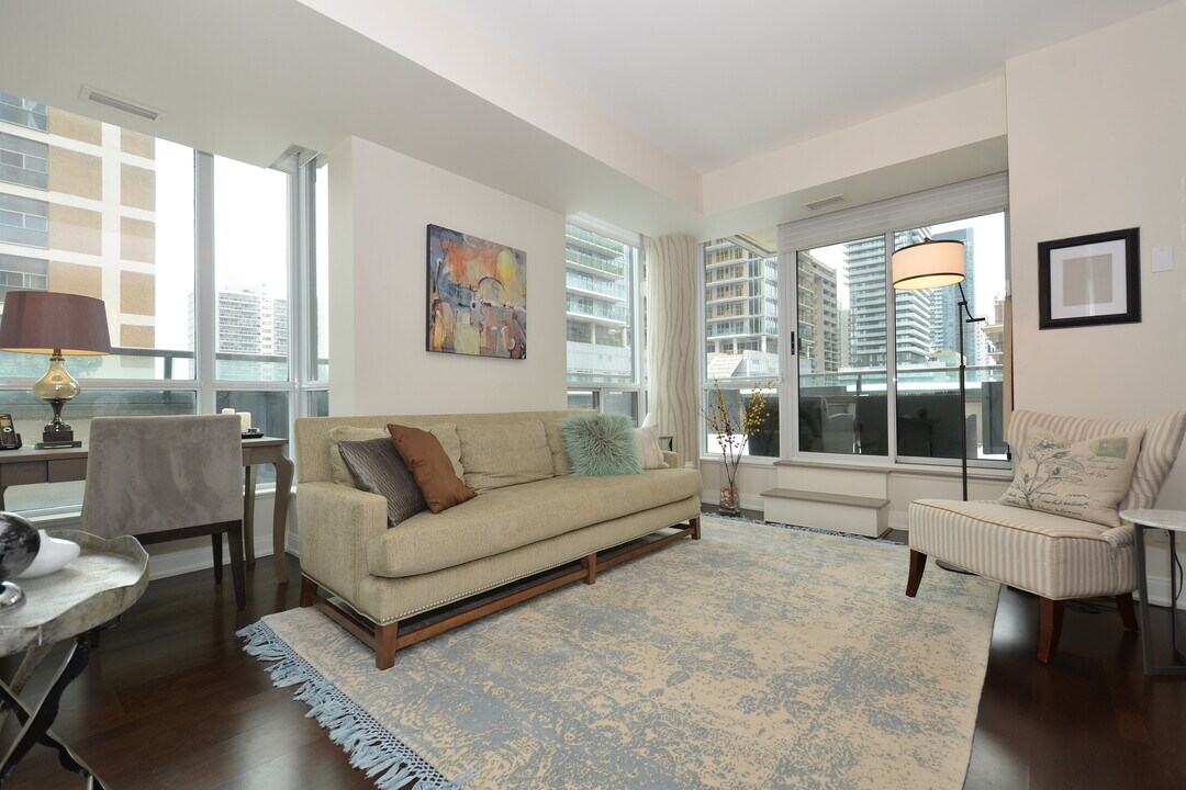88 Broadway Ave in Toronto, ON - Building Photo
