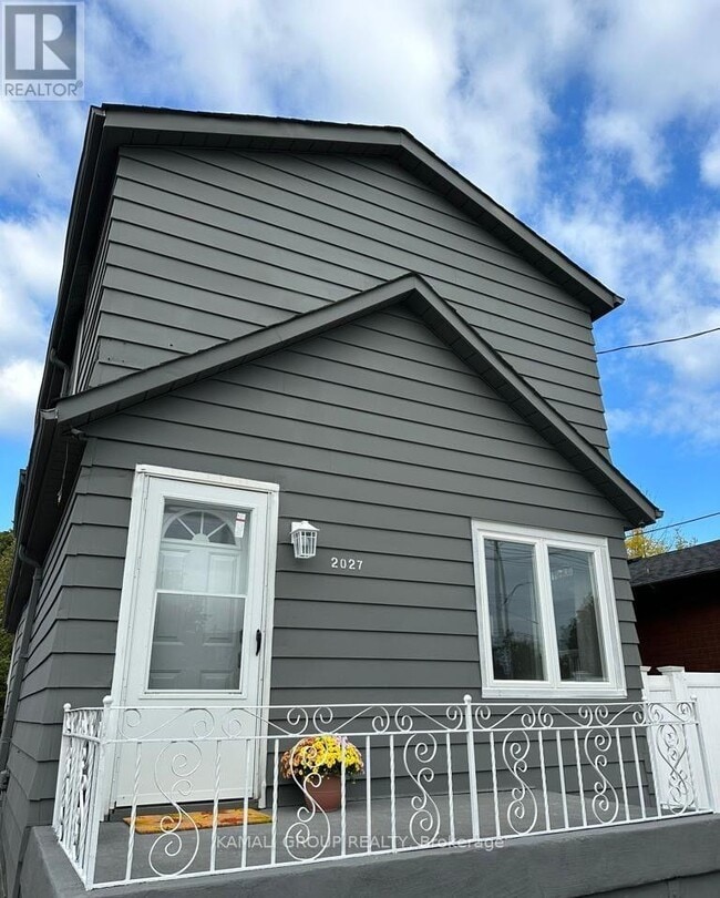 2027 Brampton St in Hamilton, ON - Building Photo - Building Photo