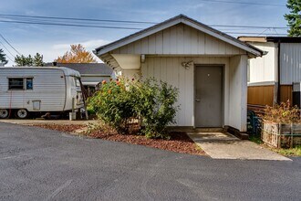 351 Front St in Junction City, OR - Building Photo - Building Photo