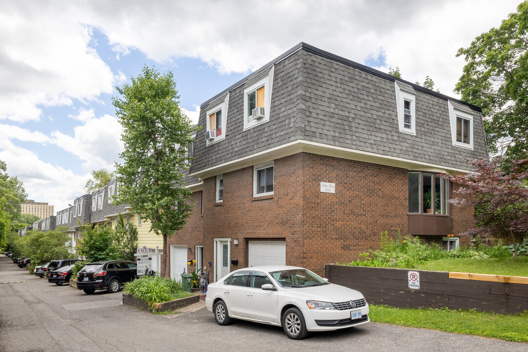 2 Rideau River Ln in Ottawa, ON - Building Photo