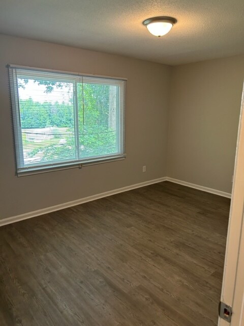 105 Plaza Oaks Rd in Yadkinville, NC - Building Photo - Building Photo