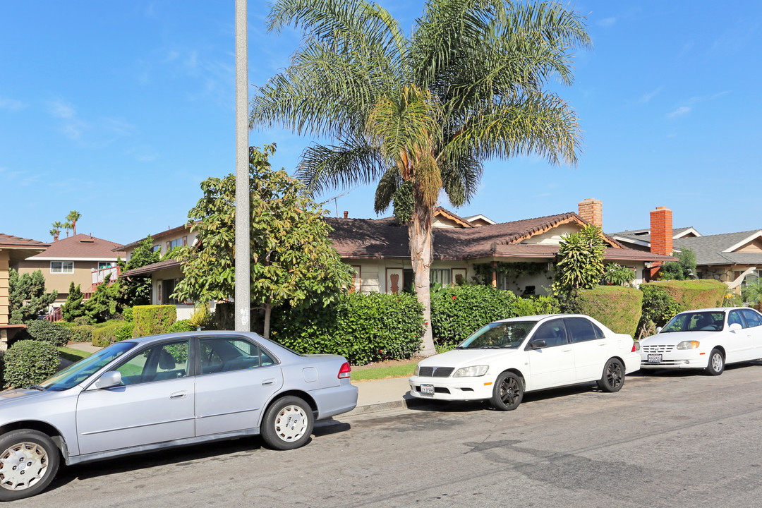 16561 Sabot Ln in Huntington Beach, CA - Building Photo