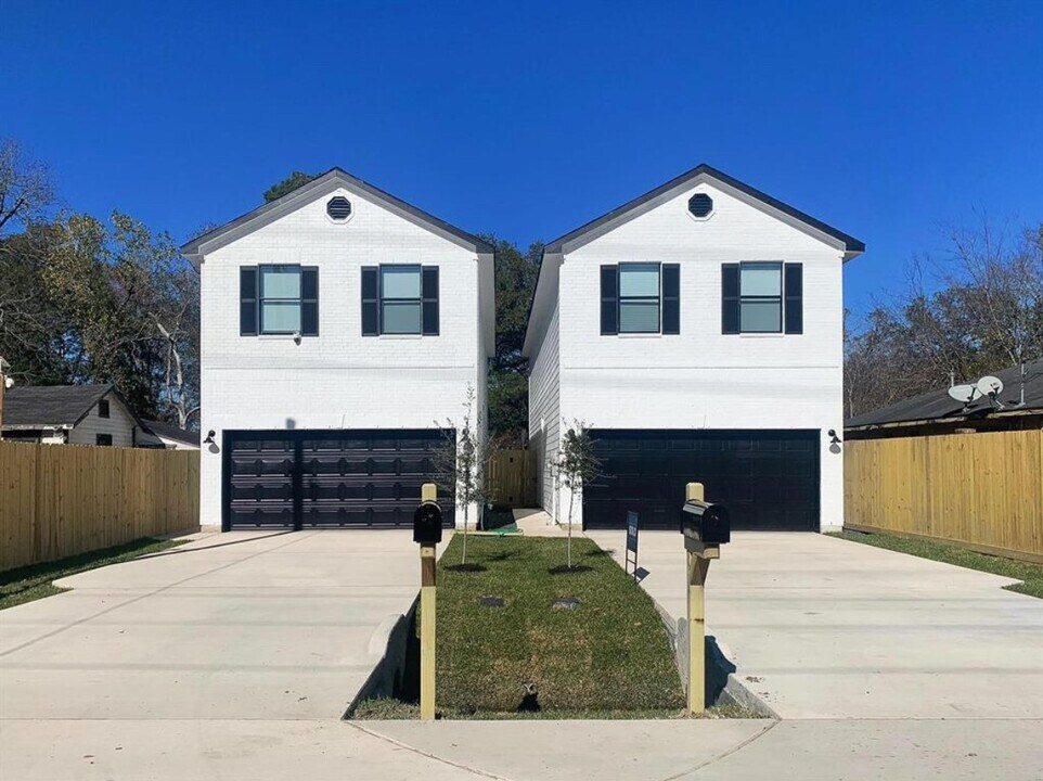 5111 Firnat St in Houston, TX - Building Photo
